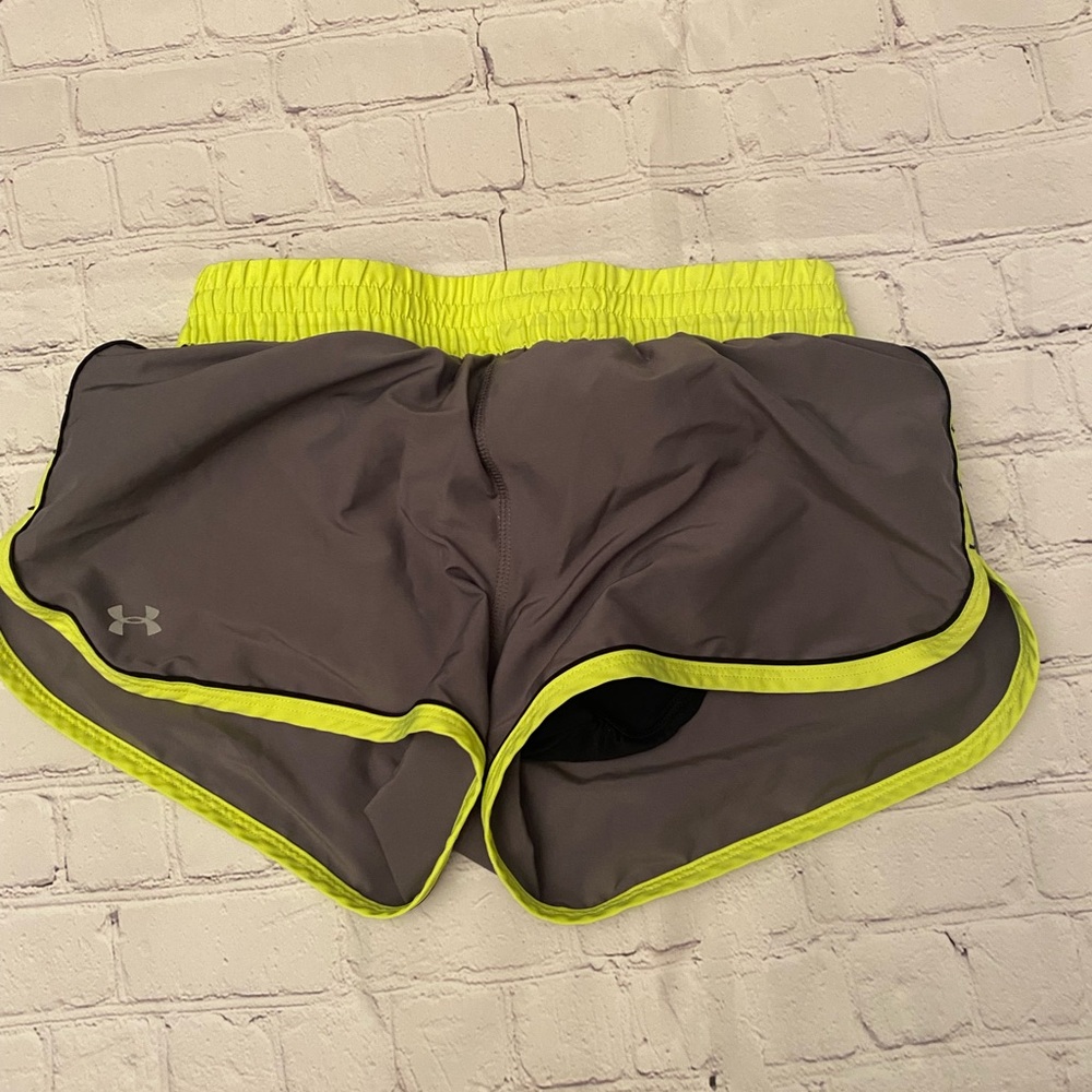 Under Armour heat gear semi fitted shorts size XS